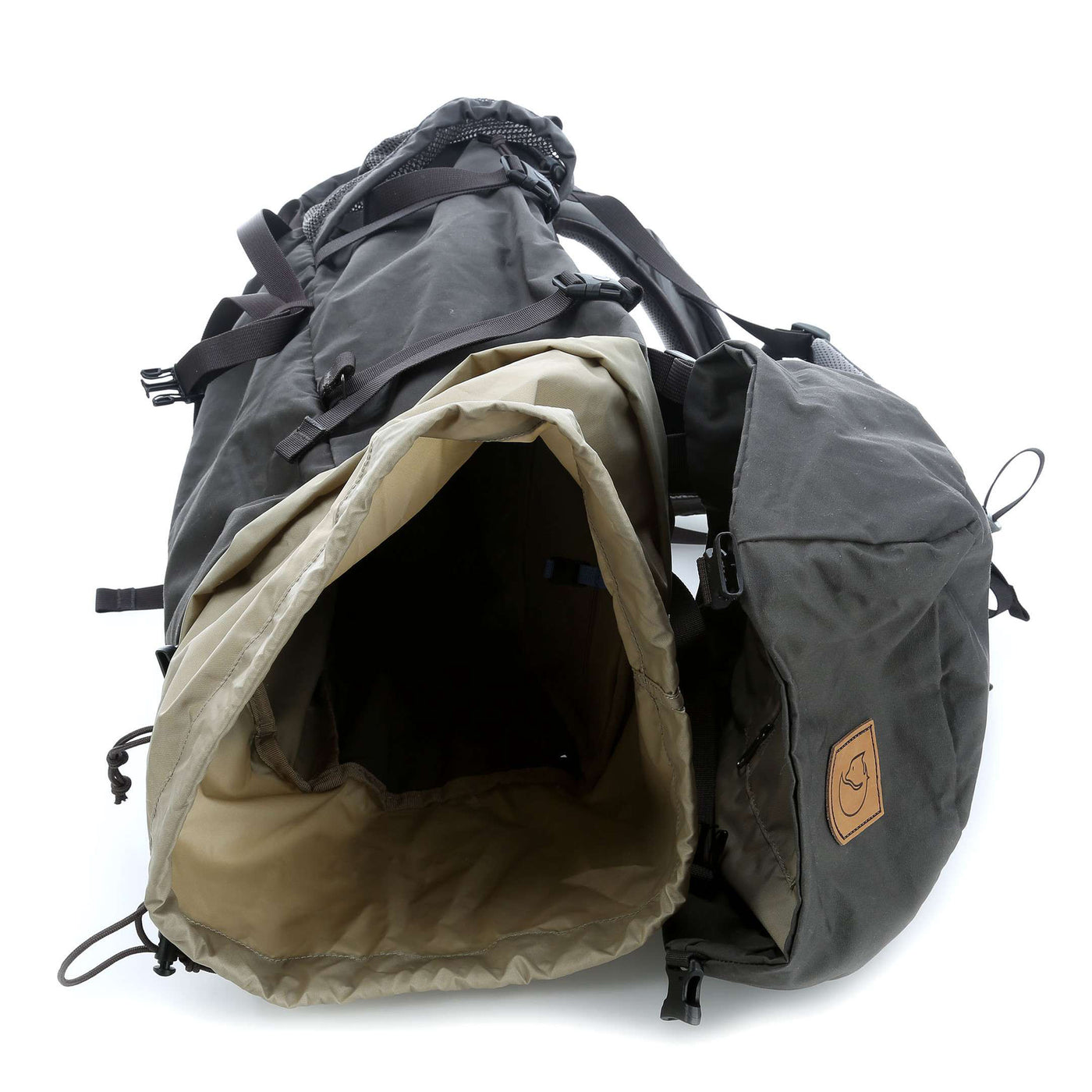 volwassene naast Kamer Fjallraven Kaipak 38L – Survival Gear BSO