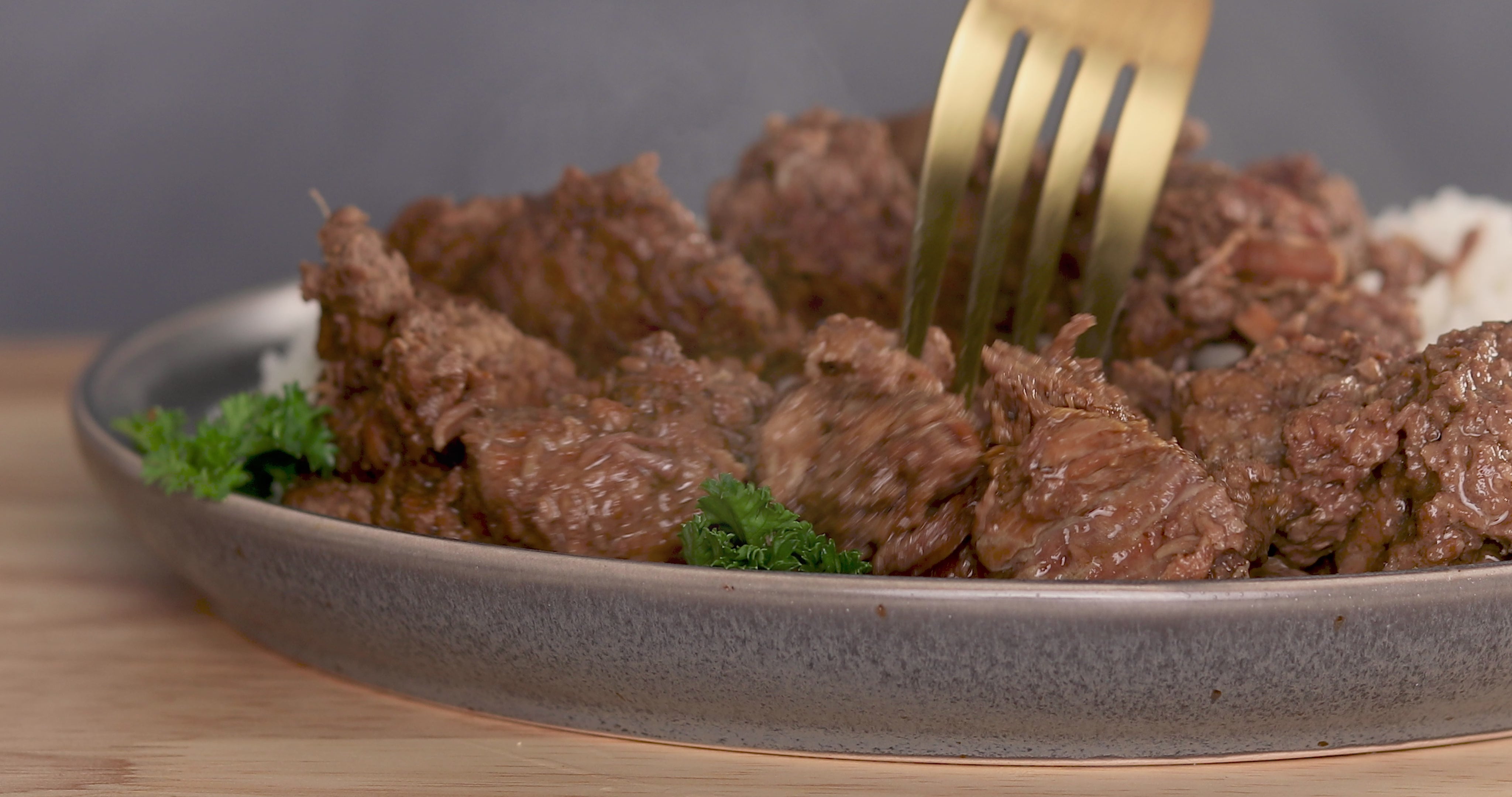 Load video: Single Canned Beef - 28oz. Can